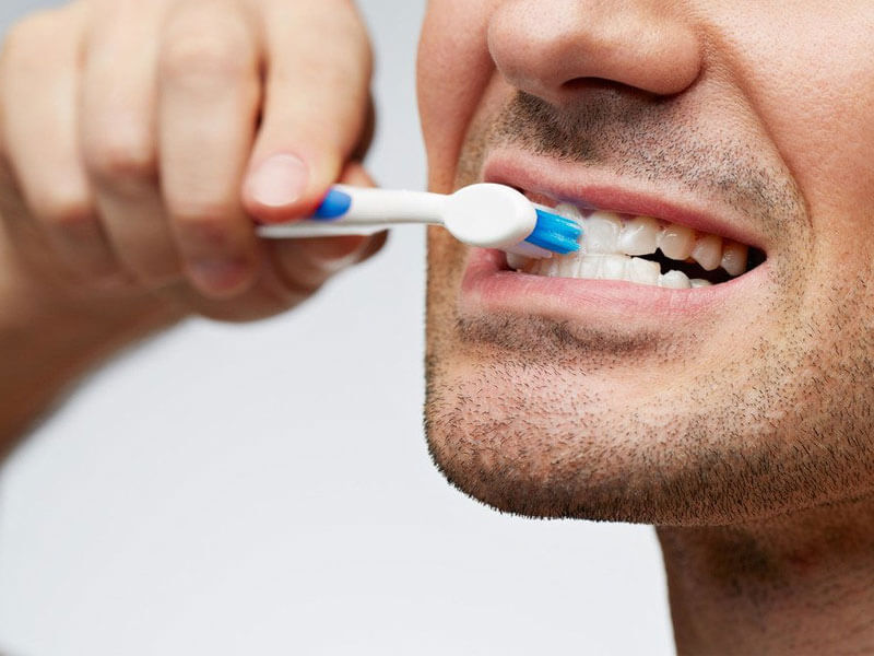4 λάθη που όλοι κάνουμε όταν βουρτσίζουμε τα δόντια μας